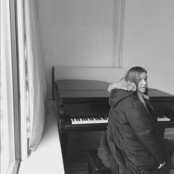 Meet your Posher, Courtney - Picture 2 of 2